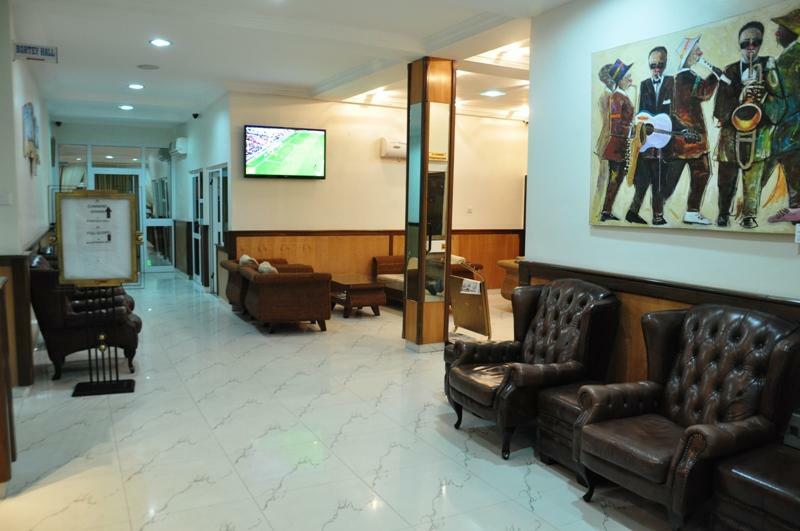 Airport West Hotel Acra Exterior foto